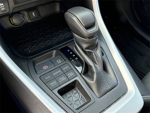 Used 2021 Toyota RAV4 LE image 17