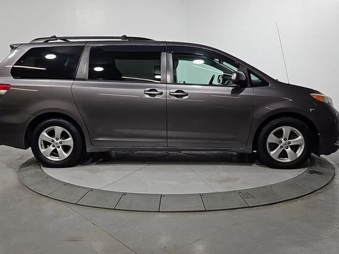 Used 2014 Toyota Sienna LE image 6