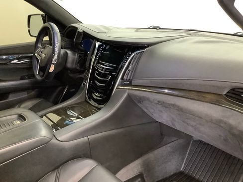 Used 2018 Cadillac Escalade Platinum image 34