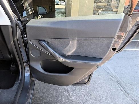 Used 2021 Tesla Model Y Long Range AWD/4WD image 27