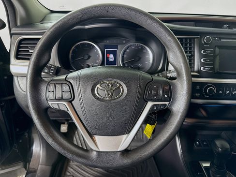Used 2018 Toyota Highlander LE image 12