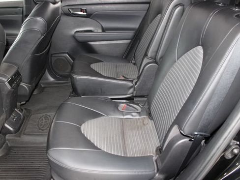 Used 2022 Toyota Highlander XSE AWD/4WD image 19