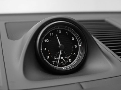 Used 2025 Porsche Macan image 36