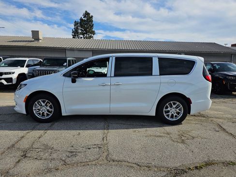 New 2026 Chrysler Voyager LX image 4