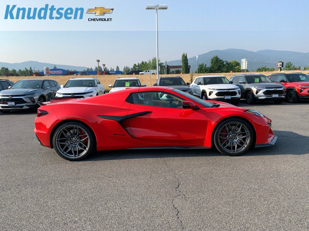 Used 2024 Chevrolet Corvette Z06 RWD image 8