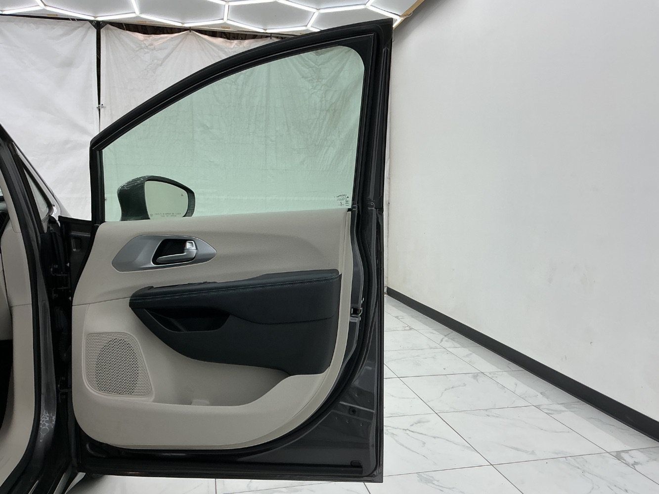 Used 2018 Chrysler Pacifica Touring-L FWD image 19