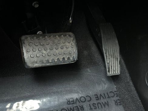 Used 2022 Chevrolet Bolt EUV Premier w/ Sun & Sound Package image 44