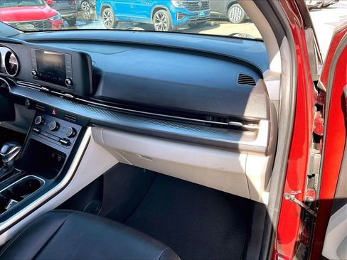 Used 2023 Kia Carnival LX image 12