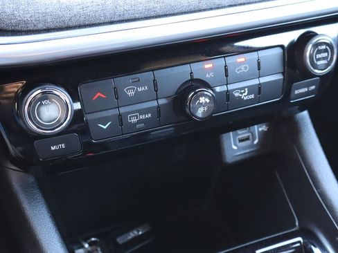 Used 2025 Jeep Compass Latitude AWD/4WD image 23