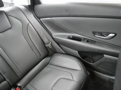 Certified 2022 Hyundai Elantra Limited w/ Preferred Accessory Package image 14