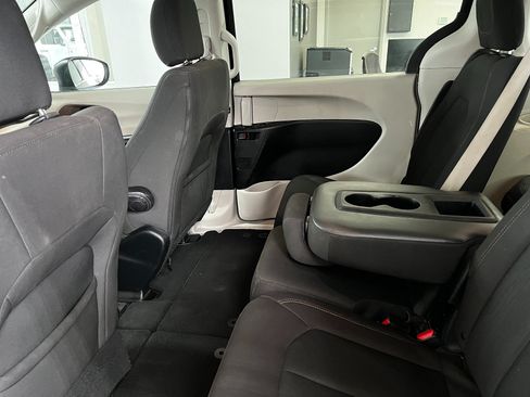 Used 2017 Chrysler Pacifica Touring FWD image 19