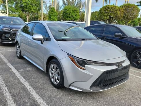 Used 2022 Toyota Corolla LE image 2