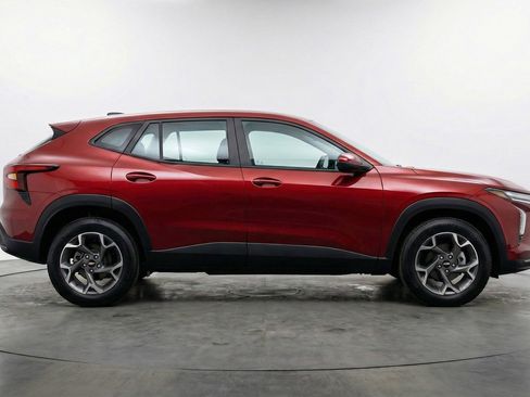 Used 2025 Chevrolet Trax LT w/ LT Convenience Package FWD image 11