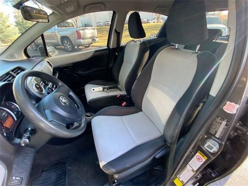 Used 2013 Toyota Yaris L image 11