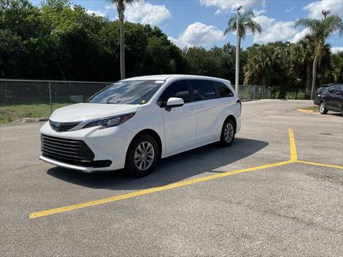 Used 2024 Toyota Sienna LE FWD image 4