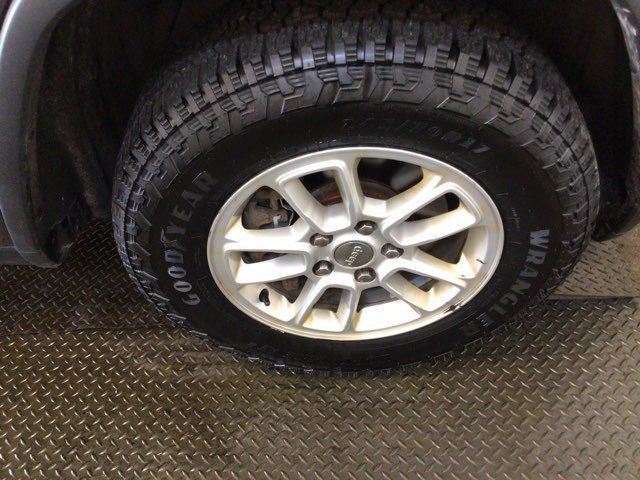 Used 2019 Jeep Grand Cherokee Laredo AWD/4WD image 29