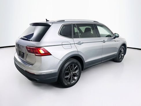 Used 2022 Volkswagen Tiguan SE w/ Panoramic Sunroof Package image 9