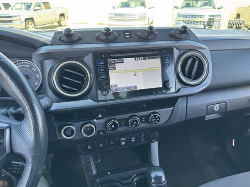 Used 2018 Toyota Tacoma TRD Off-Road w/ Technology Package AWD/4WD image 31