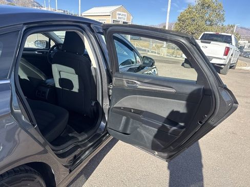 Used 2017 Ford Fusion SE image 19