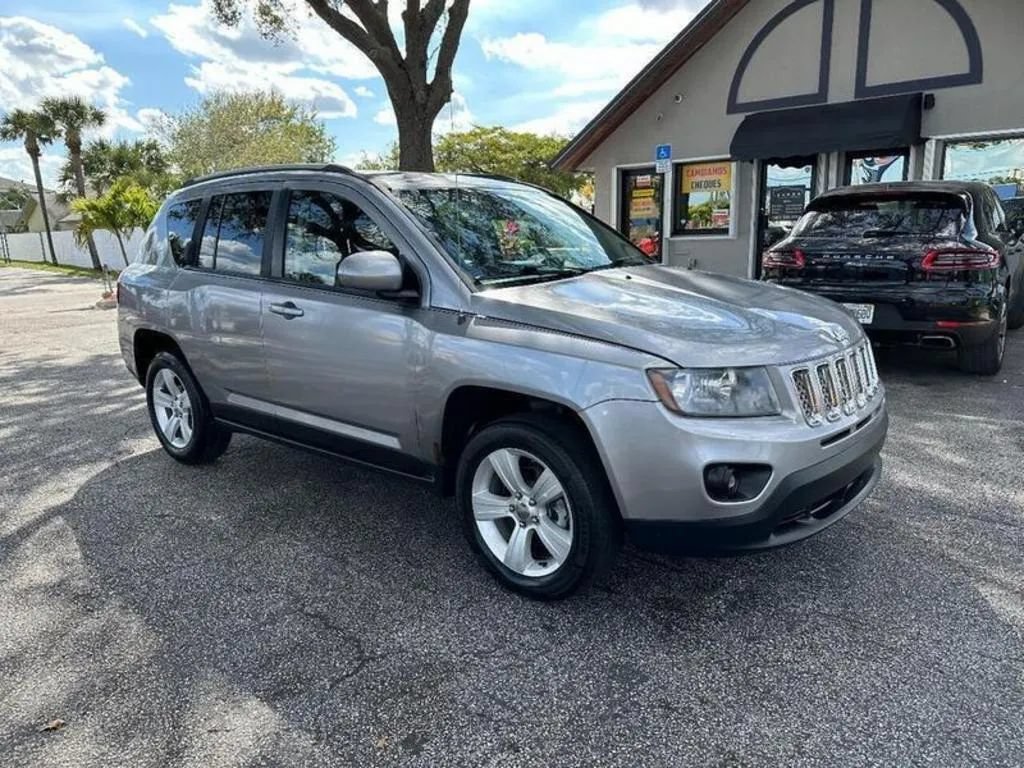 Used 2016 Jeep Compass Latitude FWD image 2