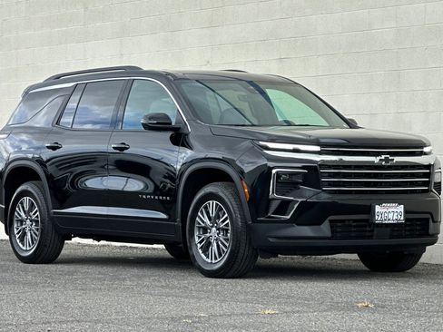 Used 2026 Chevrolet Traverse LT w/ Driver Confidence Package FWD image 2