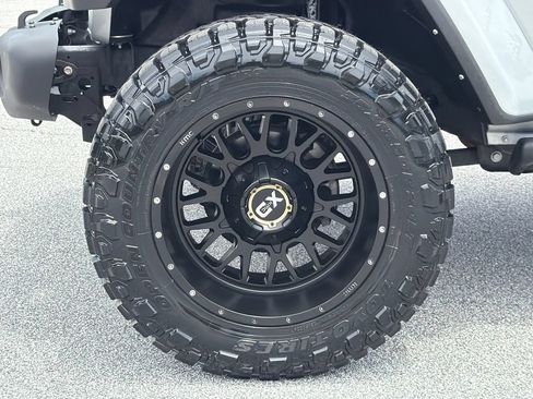 Used 2023 Jeep Wrangler Unlimited Sahara AWD/4WD image 11