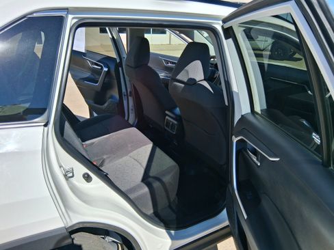 Used 2021 Toyota RAV4 XLE AWD/4WD image 19