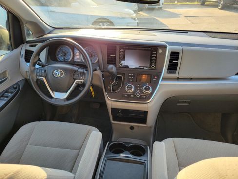 Used 2018 Toyota Sienna LE w/ Carpet Mat Package FWD image 26