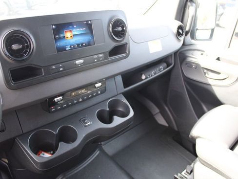 Used 2024 Mercedes-Benz Sprinter 2500 image 27