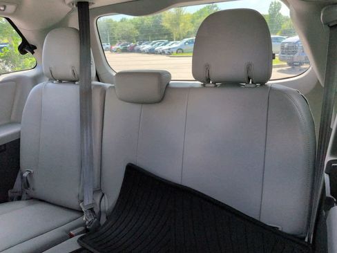 Used 2019 Toyota Sienna XLE FWD image 13