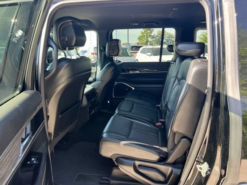 Used 2022 Jeep Wagoneer Series II RWD image 17
