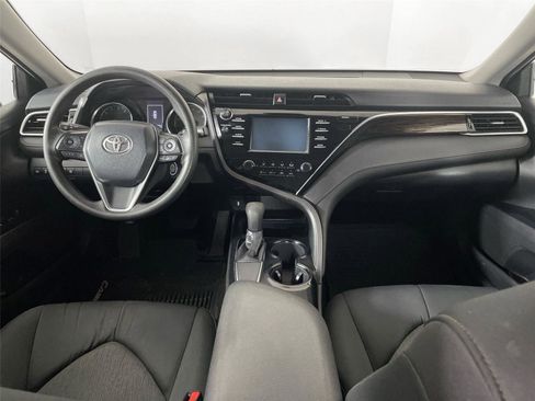 Used 2018 Toyota Camry LE image 21