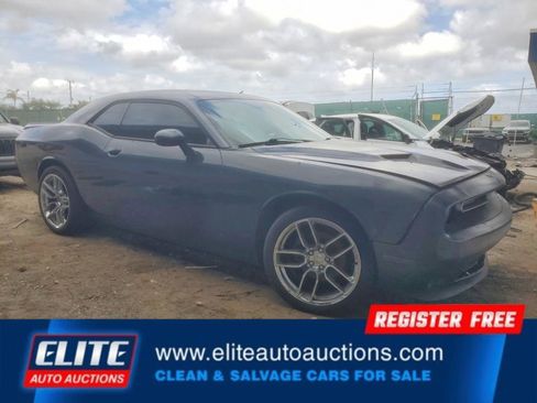 Used 2018 Dodge Challenger SXT image 7
