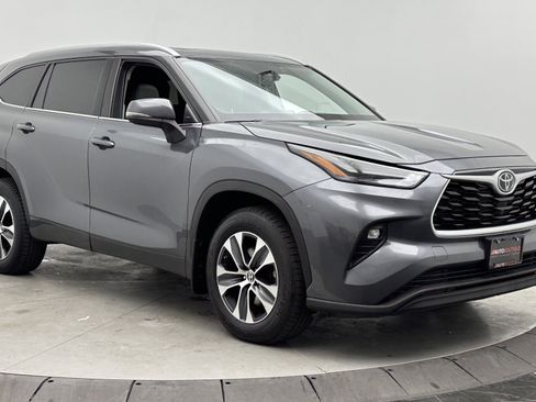 Used 2022 Toyota Highlander XLE AWD/4WD image 3