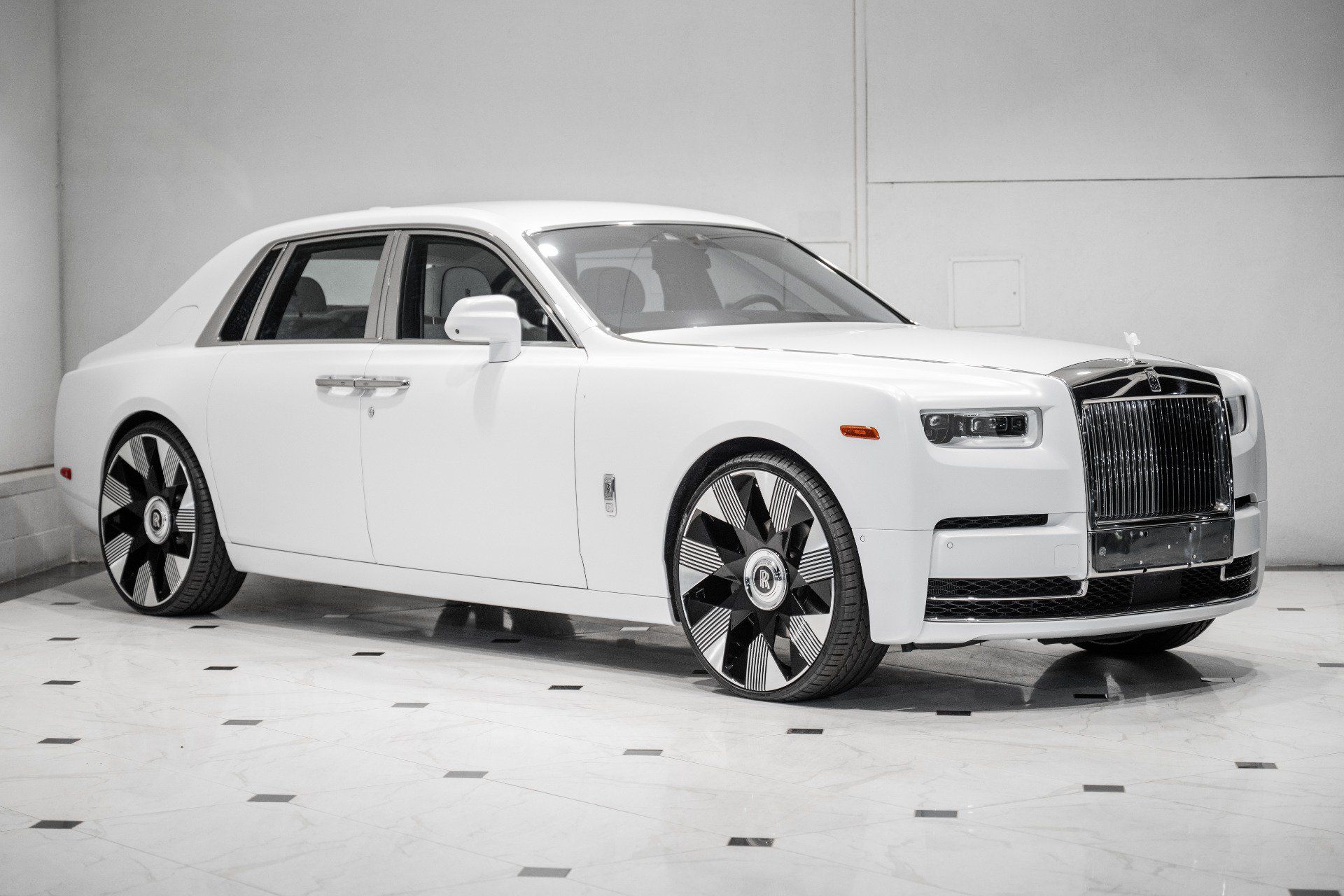Used 2018 Rolls-Royce Phantom Sedan RWD image 3