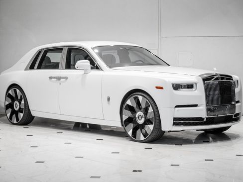 Used 2018 Rolls-Royce Phantom Sedan RWD image 3
