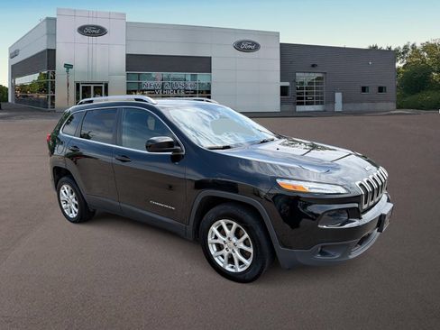 Used 2017 Jeep Cherokee Latitude w/ Cold Weather Group AWD/4WD image 2