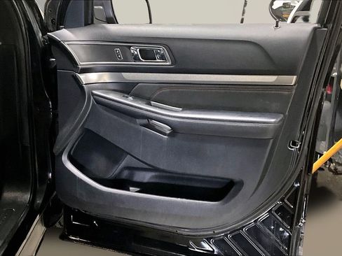 Used 2018 Ford Explorer XLT w/ XLT Appearance Package image 28
