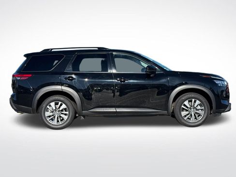 Used 2022 Nissan Pathfinder SV image 2