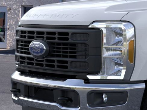 New 2026 Ford F250 XL w/ XL Chrome Package image 17
