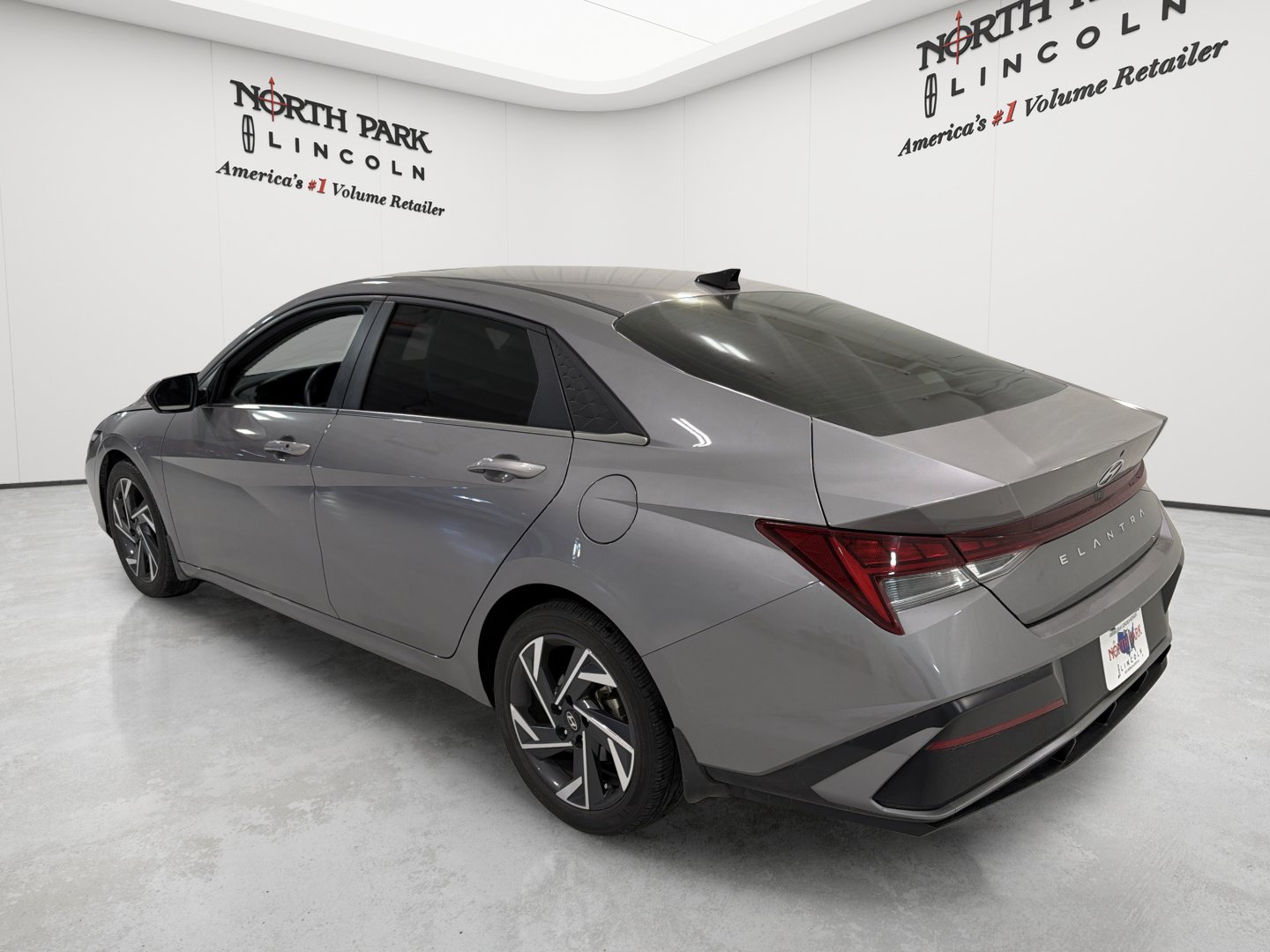 Used 2024 Hyundai Elantra SEL w/ Convenience Package FWD image 3