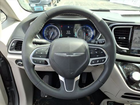 Used 2024 Chrysler Pacifica Touring-L image 21