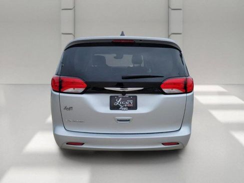 Used 2023 Chrysler Voyager LX FWD image 5