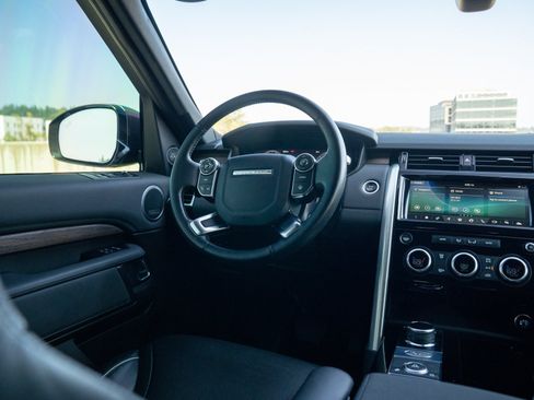 Used 2018 Land Rover Discovery HSE AWD/4WD image 21