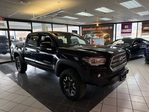 Used 2017 Toyota Tacoma TRD Off-Road image 4
