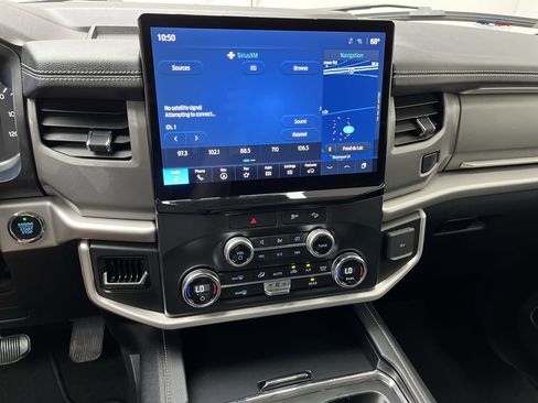 Used 2022 Ford Expedition XLT image 18