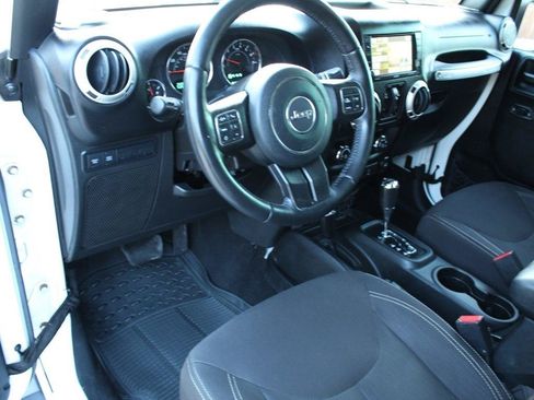 Used 2017 Jeep Wrangler Unlimited Rubicon w/ Connectivity Group AWD/4WD image 11