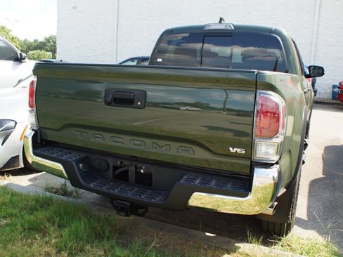 Used 2022 Toyota Tacoma TRD Off-Road AWD/4WD image 5