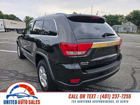 Used 2012 Jeep Grand Cherokee Laredo w/ Laredo E Group AWD/4WD image 3