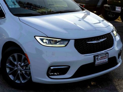 New 2026 Chrysler Pacifica Limited image 3